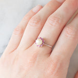 Anello a margherita vintage in oro bianco 18K con perla bianca e rubini, anni ‘50/‘60