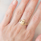 “Amicizia, amore, lealtà” Anello Claddagh vintage in oro giallo 9K con diamante
