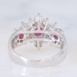 Anello a fiore vintage in platino con rubini (0.63ctw) e diamanti (0.85ctw), anni ‘90/anno ‘2000