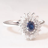 Anello a margherita vintage in oro bianco 18K con zaffiro (0.40ct ca.) e diamanti (0.16ctw ca.), anni ‘60/‘70