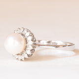 Anello a margherita vintage in oro bianco 14K con perla bianca e diamanti di taglio brillante (0.30ctw ca.), anni ‘50/‘60