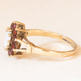 Anello a margherita vintage in oro giallo 9K con opale (0.30ct ca.) e granati (0.30ctw ca.), anni ‘70/‘80