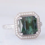 Anello a margherita vintage in oro bianco 18K con tormalina verde (2.80ct) e diamanti (0.40ctw), anni ‘2000