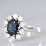 Anello a margherita vintage in oro bianco 18K con zaffiro (1.90ct ca.) e diamanti di taglio brillante (0.75ctw ca.), anni ‘70