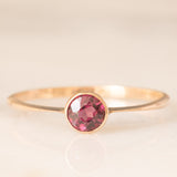 Solitario antico in oro giallo 9K con tormalina rosa (0.25ct ca.), anni ‘10/‘20