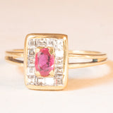 Anello vintage in oro giallo 18K con rubino (0.30ct ca.) e diamanti di taglio carré (0.42ctw ca.), anni ‘80