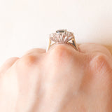 Anello a margherita vintage in oro bianco 18K con zaffiro (1.50ct ca.) e diamanti (0.30ctw ca.), anni ‘70