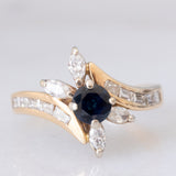 Anello a fiore vintage in oro giallo 14K con zaffiro (0.50ct ca.) e diamanti (0.90ctw ca.), anni ‘70/‘80