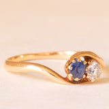 Toi et Moi antico in oro giallo 14K con zaffiro (0.25ct ca.) e diamante di taglio vecchia miniera (0.25ct ca.), anni ‘10/‘20