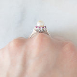 Anello a margherita vintage in oro bianco 18K con perla bianca e rubini, anni ‘50/‘60