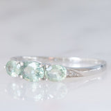 Trilogy vintage in oro bianco 9K con zaffiri verde sintetici (0.80ctw ca.) e diamanti, anni ‘90
