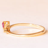 Anello vintage in oro giallo 18K con rubino sintetico (0.12ct ca.) e diamanti di taglio brillante (0.09ctw ca.), anni ‘80/‘90