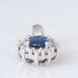 Ciondolo a margherita in oro bianco 14K con zaffiro (0.60ct ca.) e diamanti (0.20ctw ca.), anni ‘80