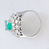 Anello vintage in oro bianco 14K con smeraldo (2ct ca.) e diamanti di taglio brillante (1.40ctw ca.), anni ‘60/‘70