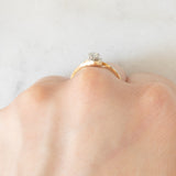 Anello Art Nouveau in oro giallo e bianco 14K con diamanti di taglio vecchia miniera (0.30ctw ca.) e di taglio rosetta, anni ‘20