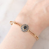 Braccialetto semirigido retrò in oro giallo 14K a argento con zaffiro (1ct ca.) e diamanti di taglio rosetta (0.36ctw ca.), anni ‘40/‘50