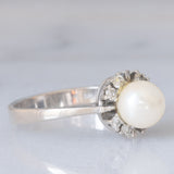 Anello a margherita vintage in oro bianco 14K con perla bianca e diamanti di taglio brillante (0.20ctw ca.), anni ‘60
