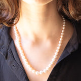 Collana vintage con filo di perle bianche e chiusura in oro giallo 9K, anni ‘60/’70