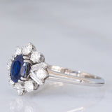 Anello ballerina vintage in oro bianco 18K con zaffiro (1.30ct ca.) e diamanti di taglio brillante e di taglio baguette (1ctw ca.), anni ‘70/‘80