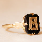Anello antico in oro giallo 9K e con onice con lettera gotica “M”/“W”, anni ‘30