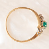 Anello bypass vintage in oro giallo e bianco 9K con pasta di vetro verde e diamanti (0.03ctw ca.), anni ‘80