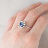 Anello a margherita in oro bianco 18K con zaffiro azzurro (0.80ct ca.) e diamanti di taglio brillante (0.70ctw ca.), anni ‘70/‘80