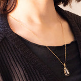 Collana vintage con catenina in oro giallo 9K e con ciondolo in oro giallo 9K e con jasperware nero