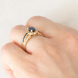 Anello a fascia + a margherita vintage in oro giallo 14K con zaffiri (0.65ctw ca.) e diamanti (0.25ctw ca.), anni ‘70