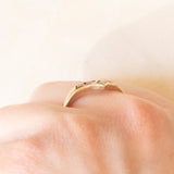 Anello vintage a “V” in oro giallo 9K con tormaline rosse, ametiste e acquamarina, anno 1990