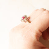 Anello vintage in oro giallo e bianco 9K con rubini sintetici (1.10ctw ca.) e diamanti (0.22ctw ca.) , anni ‘80/‘90