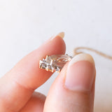 Collana vintage con catenina in oro giallo 9K e con ciondolo a margherita in oro giallo e bianco 9K con quarzo verde e diamanti, anni ‘70/‘80