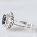 Anello a margherita vintage in oro bianco 14K con zaffiro (2ct ca.) e diamanti (0.54ctw ca.), anni ‘70/‘80