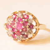 Anello vintage in oro giallo 9K con rubini (0.44ctw ca.) e diamanti (0.06ctw ca.), anni ‘80