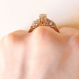Anello vintage in oro giallo e bianco 9K con zaffiro giallo (1ct ca.) e diamanti, anni ‘60/‘70