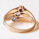 Anello “triplo” antico in oro giallo 14K con pietra imitazione di rubino, diamante di taglio vecchia miniera (0.18ct ca.) e zaffiro, anni ‘10/‘20