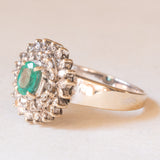 Anello a margherita vintage in oro bianco 18K con smeraldo (0.50ct ca.) e diamanti (0.53ctw ca.), anni ‘60/‘70