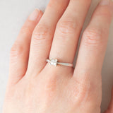 Anello “solitario” vintage in oro bianco 9K con illusion setting diamanti di taglio princess (0.15ctw ca.), anni ‘80/‘90