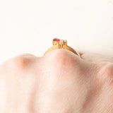 Anello vintage in oro giallo 18K con rubino sintetico (0.12ct ca.) e diamanti di taglio brillante (0.09ctw ca.), anni ‘80/‘90