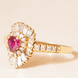 Anello ballerina vintage in oro giallo 18K con rubino di taglio a goccia (0.35ct ca.) e diamanti di taglio brillante e tapered (1ctw ca.), anni ‘70