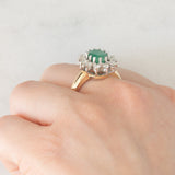 Anello a margherita vintage in oro giallo e bianco 14K con smeraldo (1.75ct ca.) e diamanti di taglio brillante (0.72ctw ca.), anni ‘70