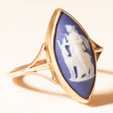 Anello a navette vintage in oro giallo 9K con jasperware rappresentante la dea Diana, anni ‘70