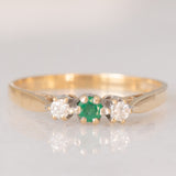 Trilogy vintage in oro giallo 9K con smeraldo (0.05ct ca.) e diamanti di taglio brillante (0.08ctw ca.), anno 1987