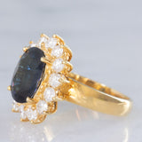 Anello a margherita vintage in oro giallo 18K con zaffiro (4.40ct ca.) e diamanti di taglio brillante (1.68ctw ca.), anni ‘70/‘80