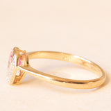 Anello vintage in oro giallo 9K con zaffiro rosa sintetico di taglio a cuore (0.60ct ca.) e diamante, anni ‘90 ca.
