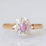 Anello a margherita vintage in oro giallo e bianco 9K con rubino (0.12ct ca.) e diamanti (0.04ctw ca.), anno 1988