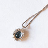 Collana vintage con catenina in oro bianco 14K con ciondolo in oro bianco 14K con zaffiro (1.50ct ca.) e diamanti di taglio brillante (0.30ctw ca.), anni ‘70