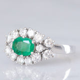 Anello vintage in oro bianco 18K con smeraldo (0.68ct ca.) e diamanti di taglio brillante (0.89ctw ca.), anni ‘70