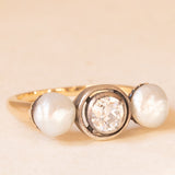 Trilogy antico in oro giallo 18K e argento con perle bianche e diamante di taglio vecchia miniera (0.48ct ca.), anni ‘10/‘20
