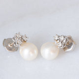 Orecchini vintage in oro bianco 14K con perle bianche e diamanti di taglio brillante (0.18ctw ca.), anni ‘60/‘70