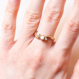 Anello trilogy in oro giallo e bianco 9K con opale (0.20ct ca.) e pietre bianche imitazioni di diamanti, anno 1999